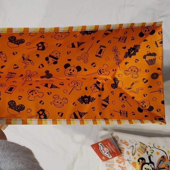 Disney Halloween bag and towel set - Picture 9 of 11